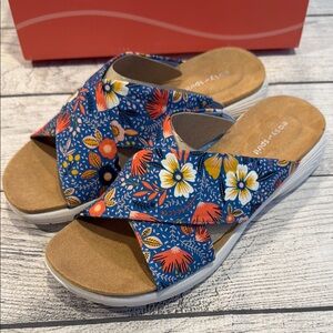 Women’s Easy Spirit Taite Slip On Sandal size 8 medium blue floral print